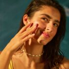 Application du Fluide Solaire SPF 50+ Moana Baïja sur le visage